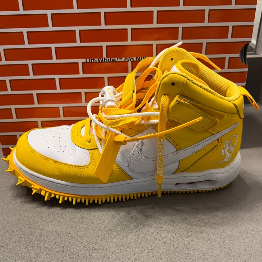 Off-White Air Force 1 Yellow and White Sneakers with Zip Tie. - Picture 8 of 12